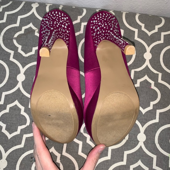 Isenboye Pink satin jeweled high heel shoes - Picture 2 of 8